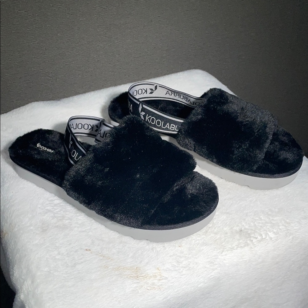 Koolaburra Black Fuzzy Slides‎